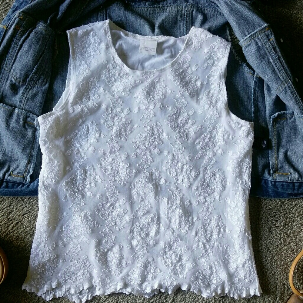 Pretty white lace no sleeve top